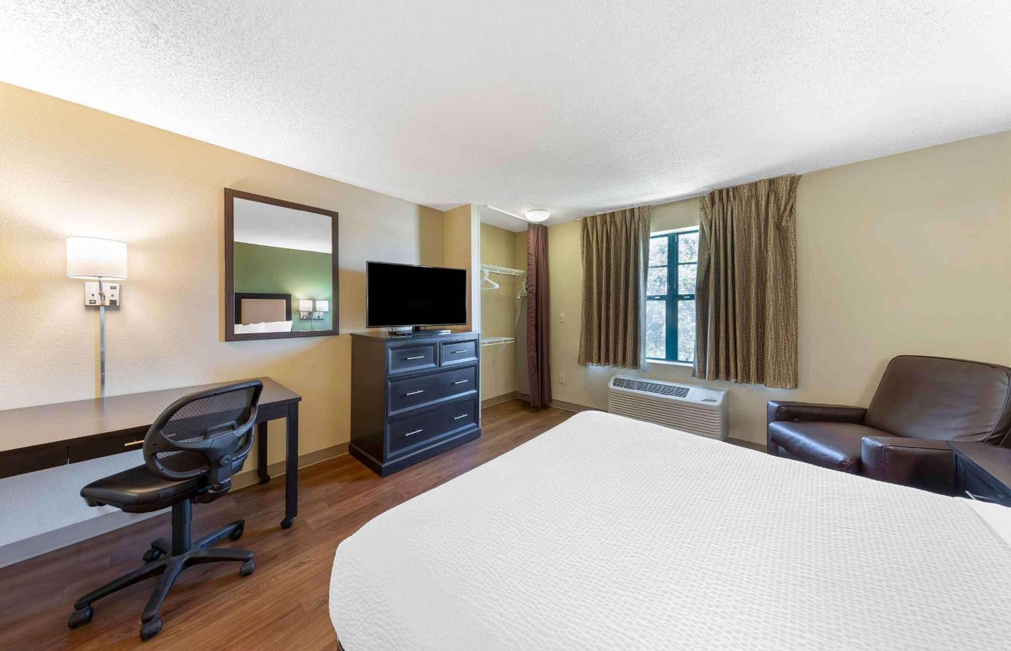 Extended Stay America Select Suites Tampa Airport Memorial Hwy West Chase Exteriör bild