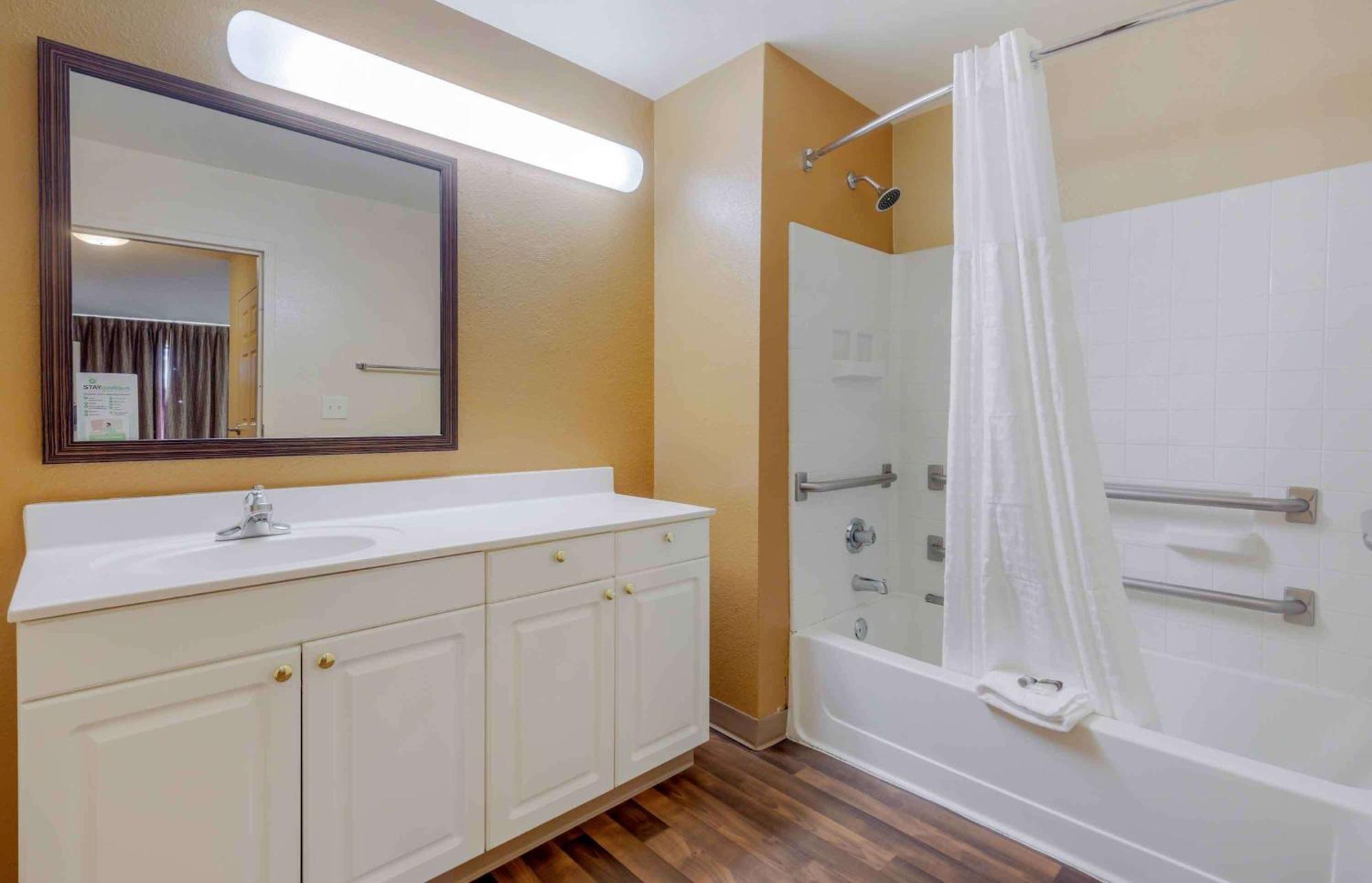 Extended Stay America Select Suites Tampa Airport Memorial Hwy West Chase Exteriör bild