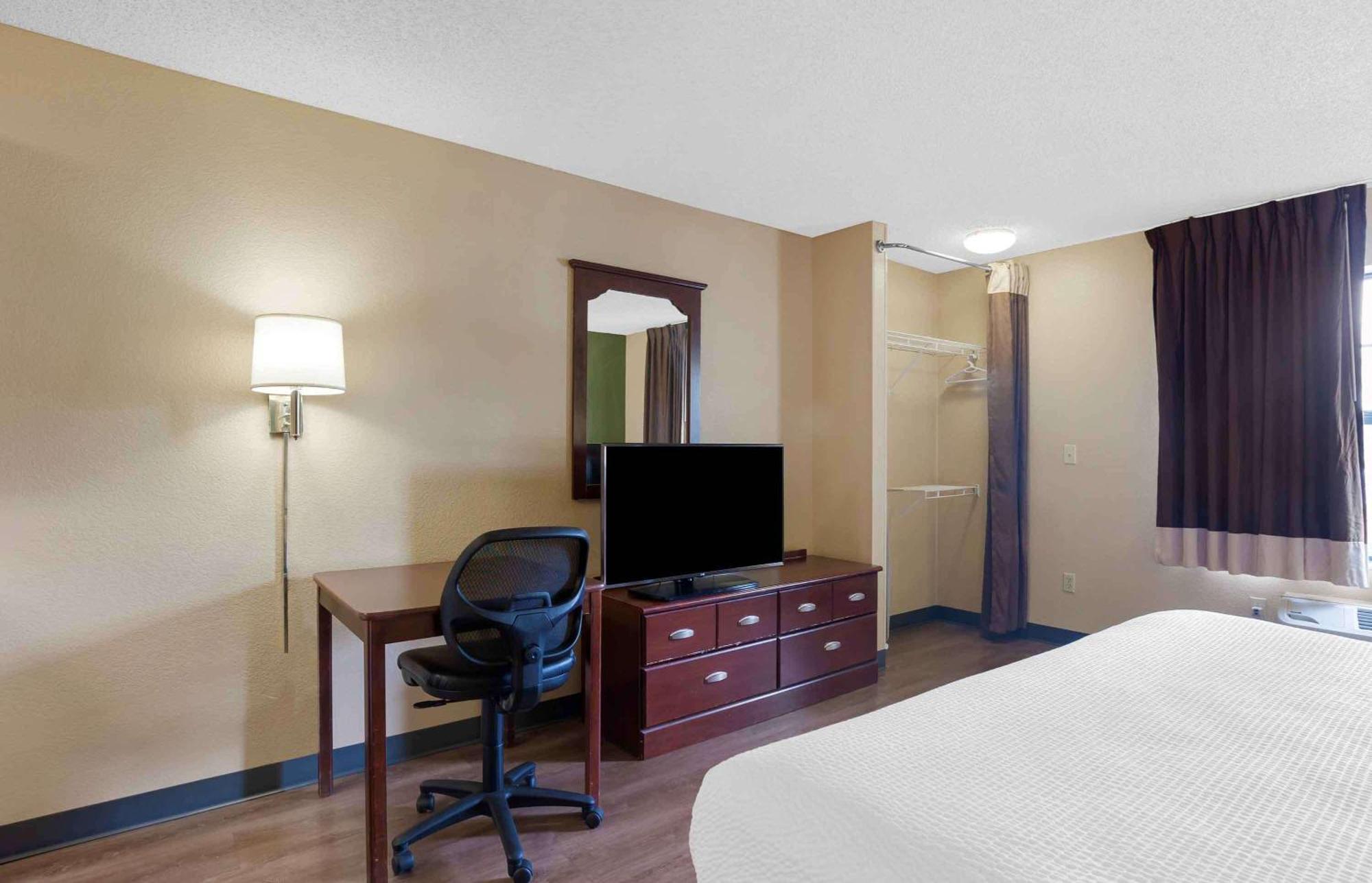 Extended Stay America Select Suites Tampa Airport Memorial Hwy West Chase Exteriör bild