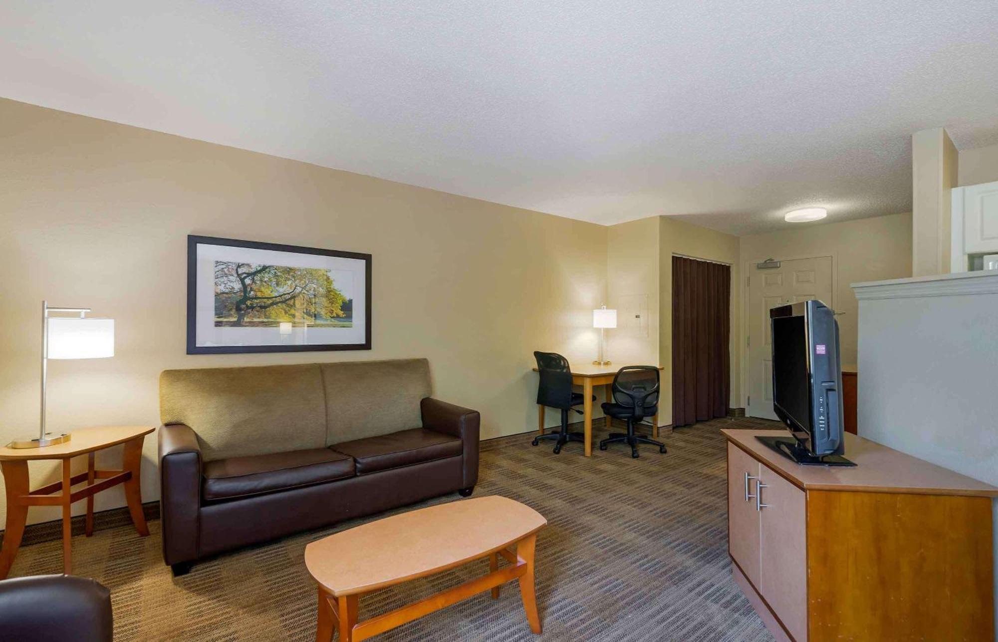 Extended Stay America Select Suites Tampa Airport Memorial Hwy West Chase Exteriör bild