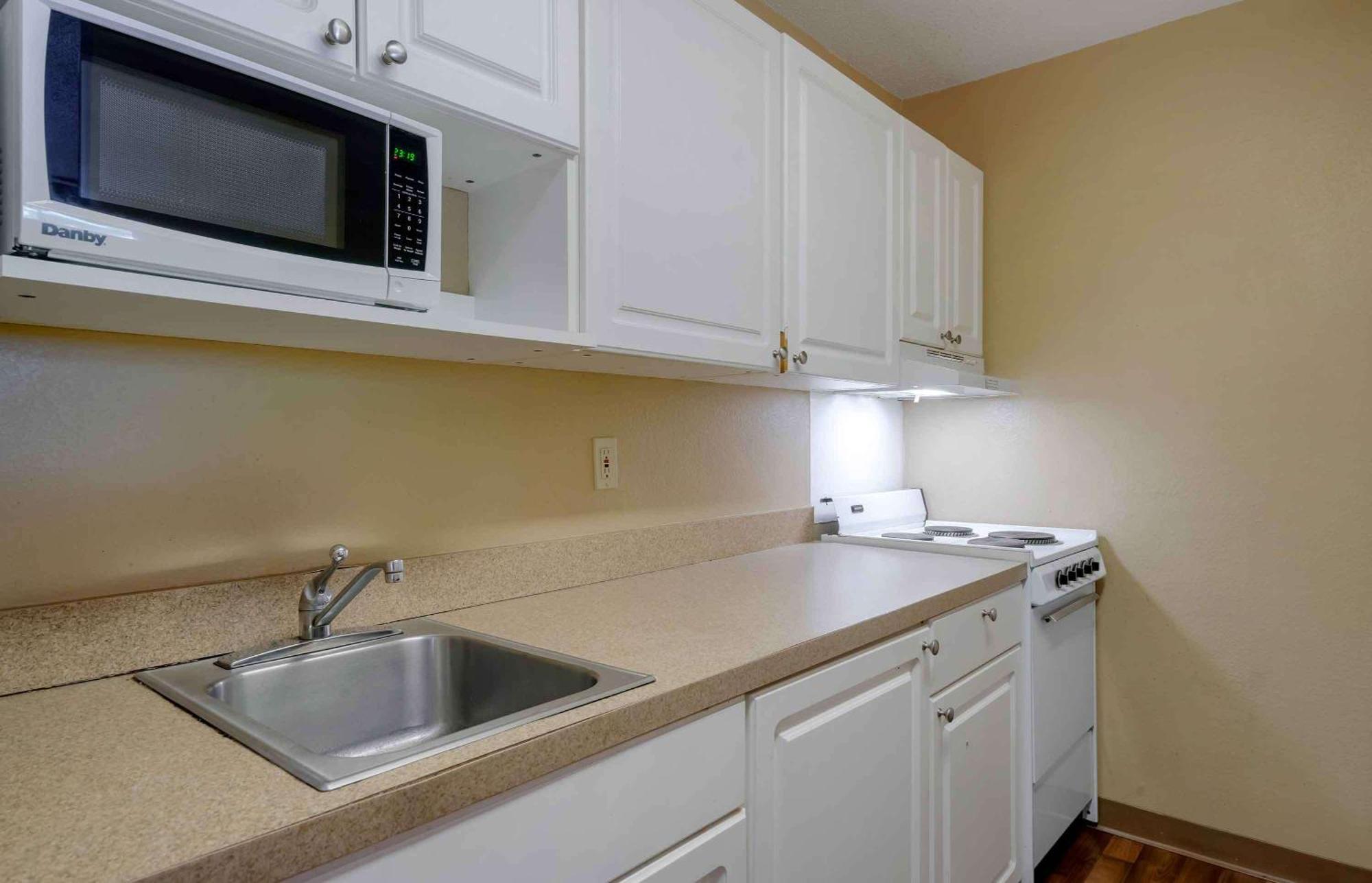 Extended Stay America Select Suites Tampa Airport Memorial Hwy West Chase Exteriör bild